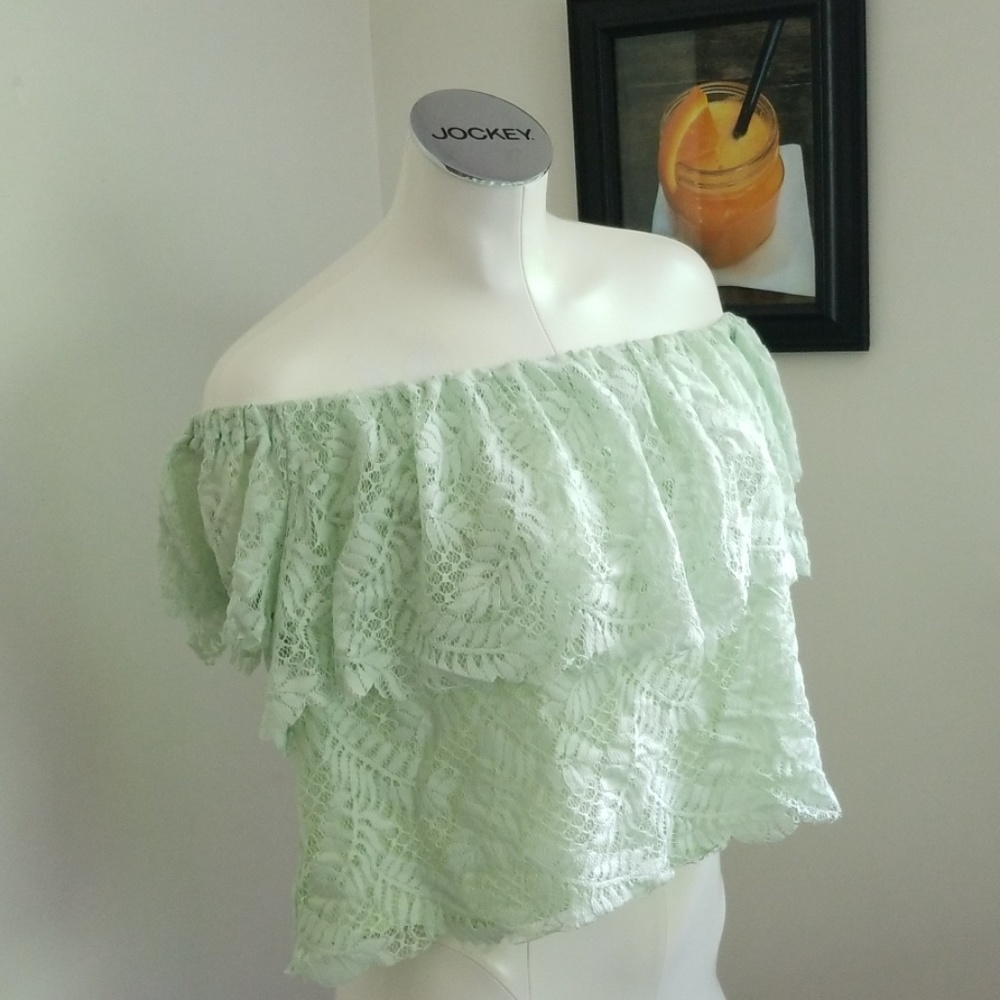 NWT Guess lace Off the Shoulders Crop top